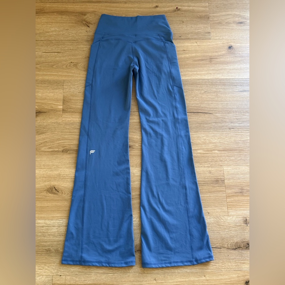 Fabletics Oasis PureLuxe High-Waisted Pocketed Kick Flare leggings- Small Short - Picture 5 of 6